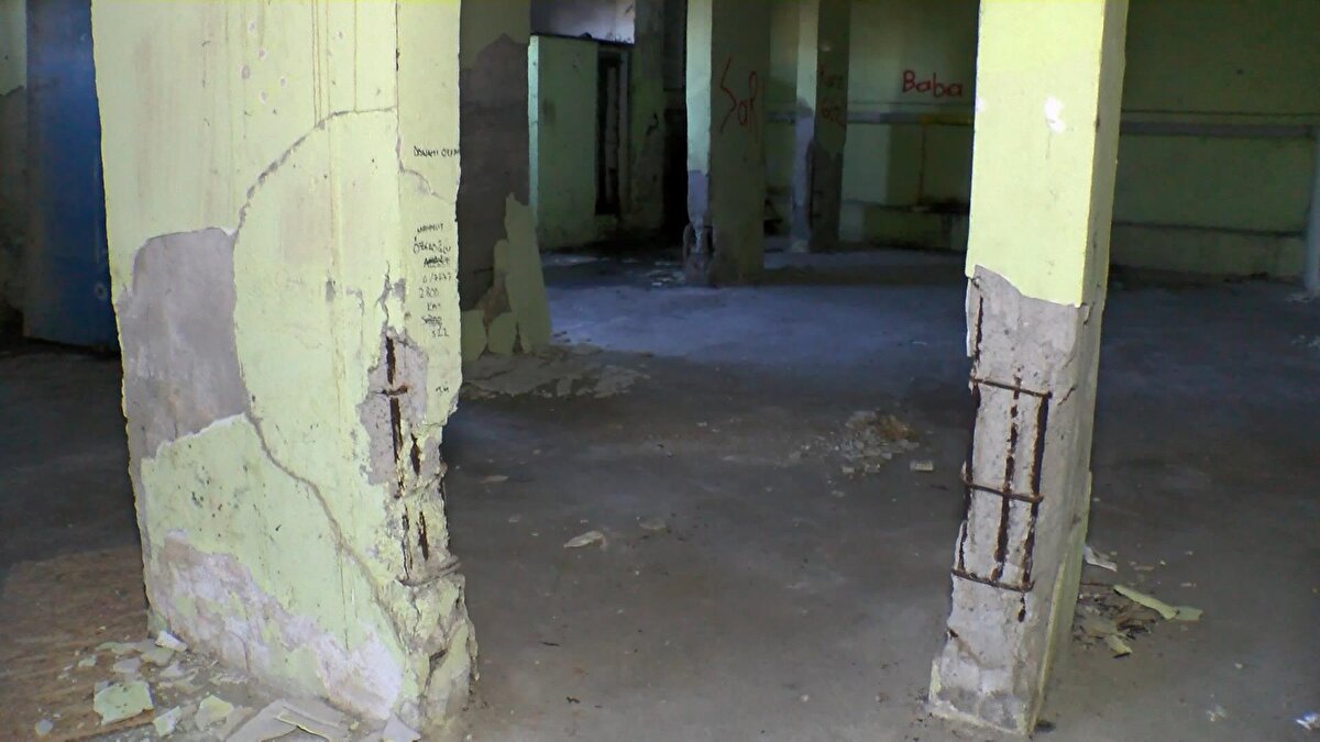 Küçükçekmece'nin Cumhuriyet Mahallesi'nde 32 daireden oluşan 5 katlı bir apartman, Marmara denizinde 2019 yılında meydana gelen 5.8 büyüklüğündeki depremden sonra, binada oturanların başvurusu üzerine, kentsel dönüşüm firması tarafından karot örnekleri alınarak incelendi.<br><br>Belediye ekipleri binayı 'Can ve mal güvenliğini tehlikeye düşürdüğü' gerekçesiyle tedbiren mühürledi.<br><br>Ancak aradan geçen 3 yılda başka hiçbir işlem yapılmadı. Binada yaşayanlar depremden sonra daha büyük korku yaşadıklarını ancak, kira bedeli verilmediği için taşınamadıklarını söyledi.<br><br>Belediye yetkilileri ise, kentsel dönüşüm firmasının raporunda eksiklikler olması nedeniyle, müdahale edilemediğini bildirdi.