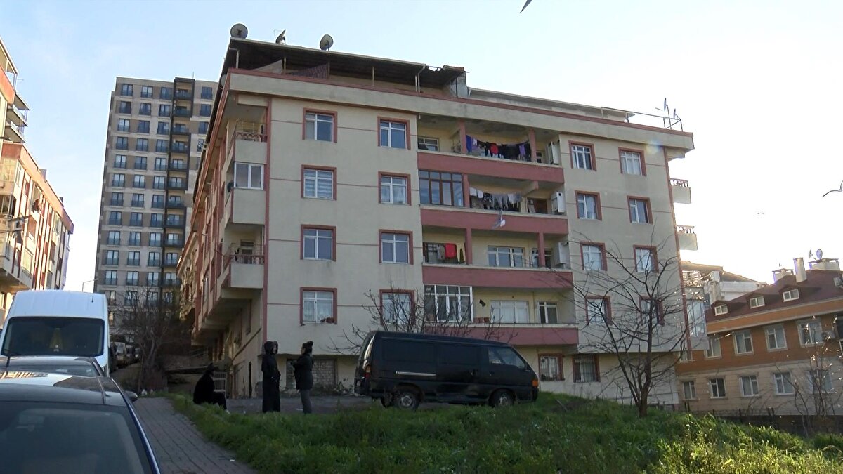 Küçükçekmece Belediyesi yetkilileri konuyla ilgili şu açıklamayı yaptı:<br><br>"2019 da Marmara denizi açıklarında 5.8 büyüklüğünde gerçekleşen depremden sonra Yapı Kontrol Müdürlüğü'ne gelen şikayet üzerine, bölge mühendisi binayı tedbiren mühürlemiştir. Daire sahipleri bir firmaya başvurarak kentsel dönüşüm raporu aldı. Ancak firmanın sunduğu raporda eksikler tespit edildi. Bunun üzerine geri bildirim yapıldı. İlgili firma yaptığımız geri bildirimlere hiç bir şekilde geri dönüş yapmadığı için, kentsel dönüşüm dosyası onaylanmadı. Bu yüzden şuan askıda bekliyor. Belediyemiz bu durumu Çevre ve Şehircilik Bakanlığı'na yazılı olarak bildirdi. Bakanlık ilgili firmaya uyarı cezası verdi ancak, hala bir geri dönüş yapılmadı. Dosya sistemde duruyor, eksiklikler tamamlanmadığı için, maalesef müdahale edemiyoruz."