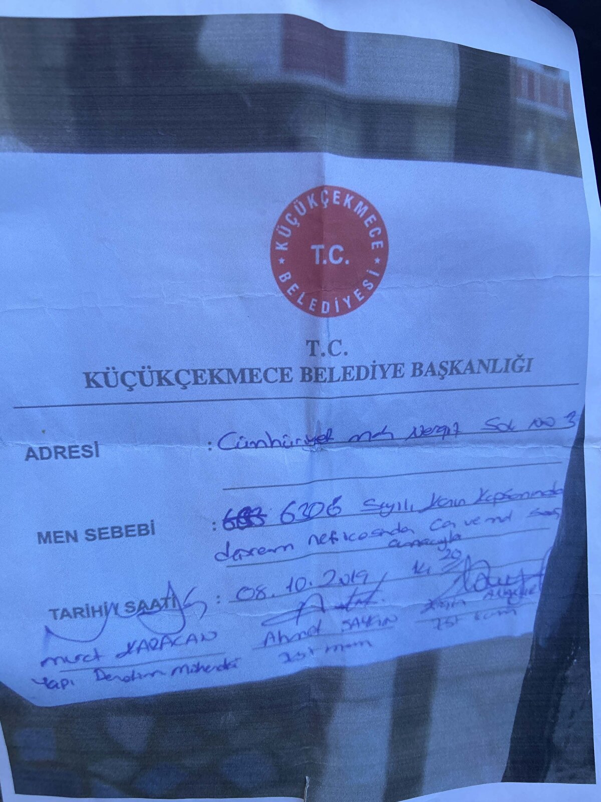 Bir başka daire sahibi Boran Yıldırım ise "Marmara Denizi'nde 3 sene önce yaşanan depremde, binamızın riskli olduğu ortaya çıktı. Biz de kiraya çıktık. İki yıl buradaki daireyi kiraya vermedik çünkü, ailemin içi rahat etmedi. Ancak 2 ay önce vermek zorunda kaldık." dedi.<br><br>