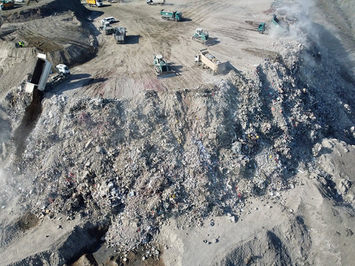 Molozların oluşturduğu enkaz birikintisi ise "dağ" gibi yükseliyor.<br>