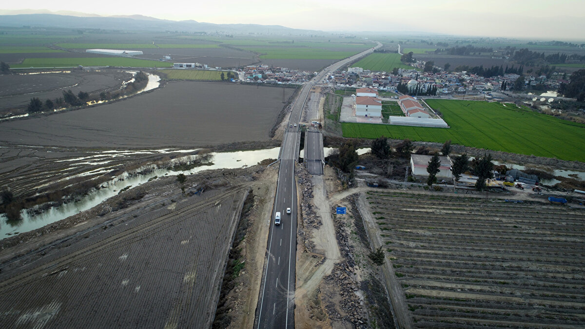 Bölgede mühendislerce yapılan incelemelerin ardından fay kırığının da geçtiği güzergahta zemin etüdü çalışmalarının sürdürüldüğü öğrenildi.<br>