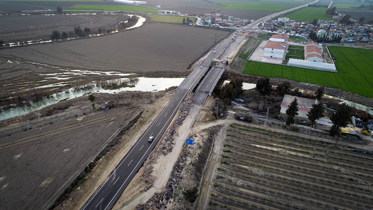 Asi Nehri`nin kıyılarındaki tarım arazilerinde oluşan şekiller ve yollardaki hasar, dronla görüntülendi.<br>
