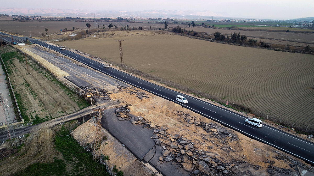Karayolları ekiplerince Kahramanmaraş merkezli depremlerin ardından tek şeridi yeniden asfaltlanarak ulaşıma açılan yol ile köprülerde Defne depreminden sonra oluşan hasarlar da giderilmeye çalışılıyor.<br>