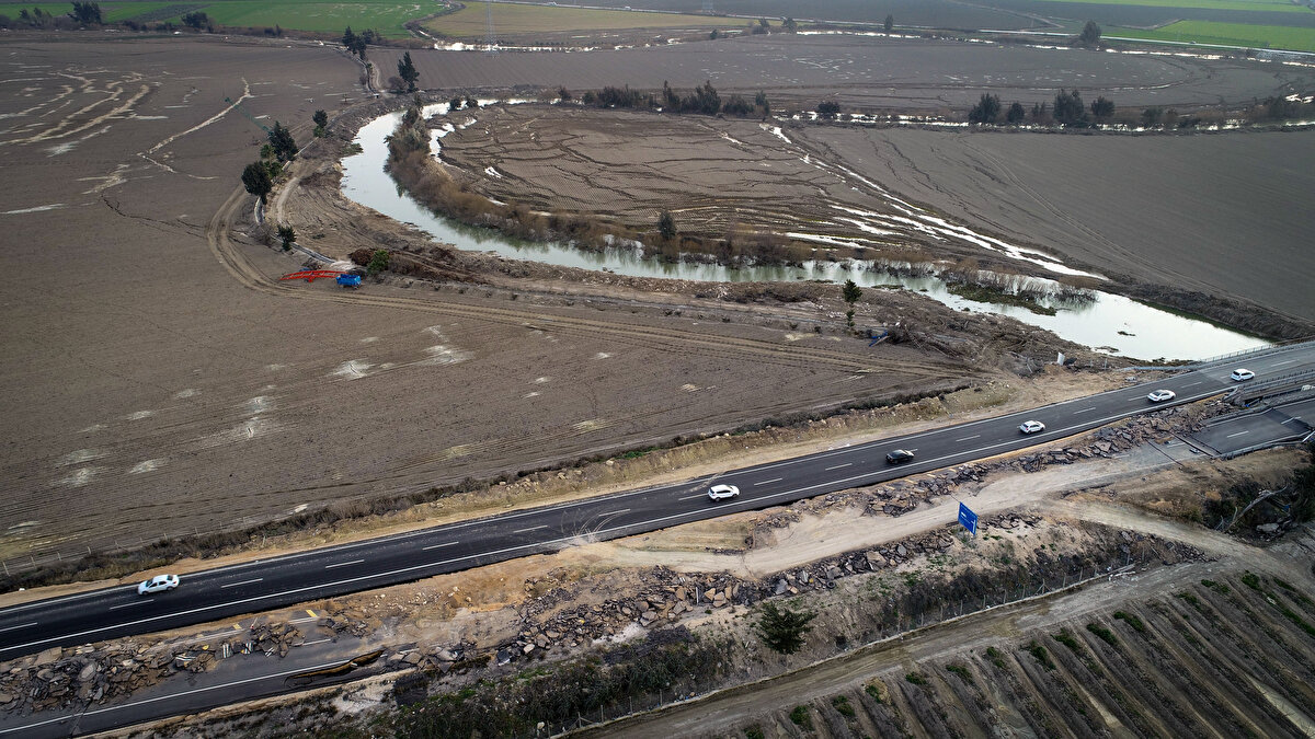 Ayrıca, yolun üzerinden geçtiği bilinen fay hattı nedeniyle çevredeki tarım arazilerinde dalgalanma şeklinde yarıklar oluştuğu görüldü.<br>