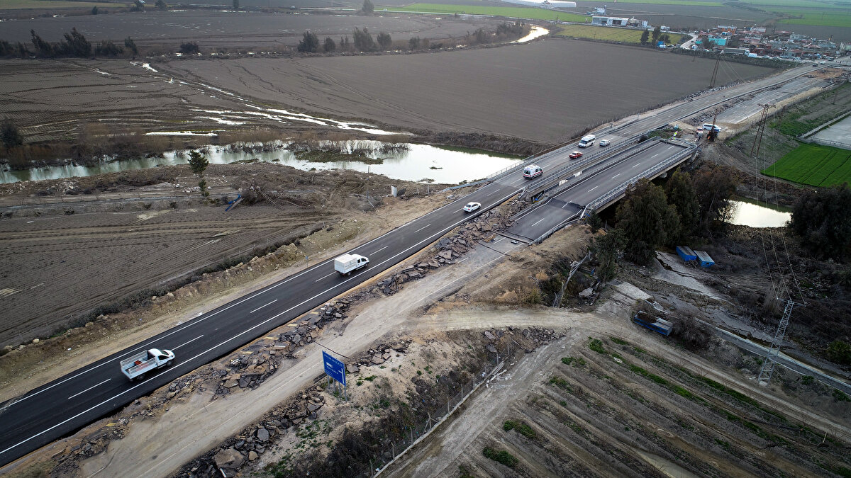 Devlet Su İşleri ekipleri ise 20 Şubat`taki depremde yolda Asi Nehri`nin üzerine kurulu köprülerin ayaklarında oluşan yamulma ve gevşemeleri gidermek için çalışma yürütüyor.<br>