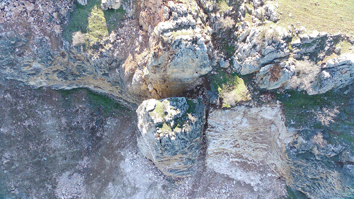 Bölgede zeminin sağlam olduğuna inandıklarını anlatan Ayata, "Kayalıkların uç kısımlarına kadar gittim, çok büyük parçalar kopmuş nehre devrilmiş hatta kopmak üzere olan devasa parçalar var. Şu anda durduğumuz yer bile sorunlu ki ufak bir sarsıntı da çökecek gibi görünüyor." dedi.<br>