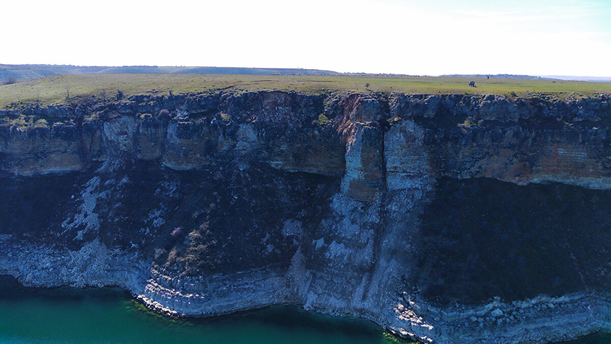 Kırsal Taşağıl Mahallesi yakınlarındaki bölgede metrelerce uzanan yarıkların derinliğinin bazı yerlerde yaklaşık 2 metreye ulaştığı görüldü.<br>
