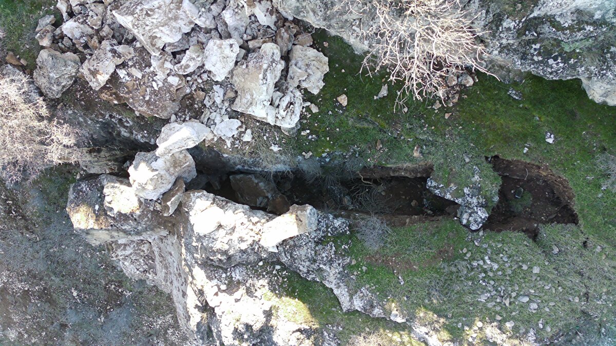 Deprem sonrası yeryüzü hareketleri ve yüzey kırıklarının normal olduğunu anlatan Benek, bazı kaya parçalarının depremlerde daha kolay düştüğüne işaret etti.<br>