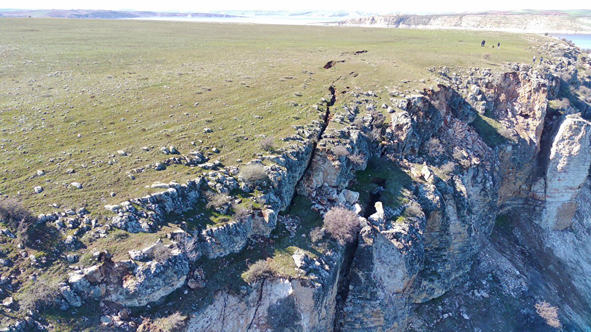 Taşağıl Mahallesi sakinlerinden Ramazan Ayata da şiddetli şekilde hissettikleri depremde civardaki birçok evin yıkıldığını aktardı.<br>