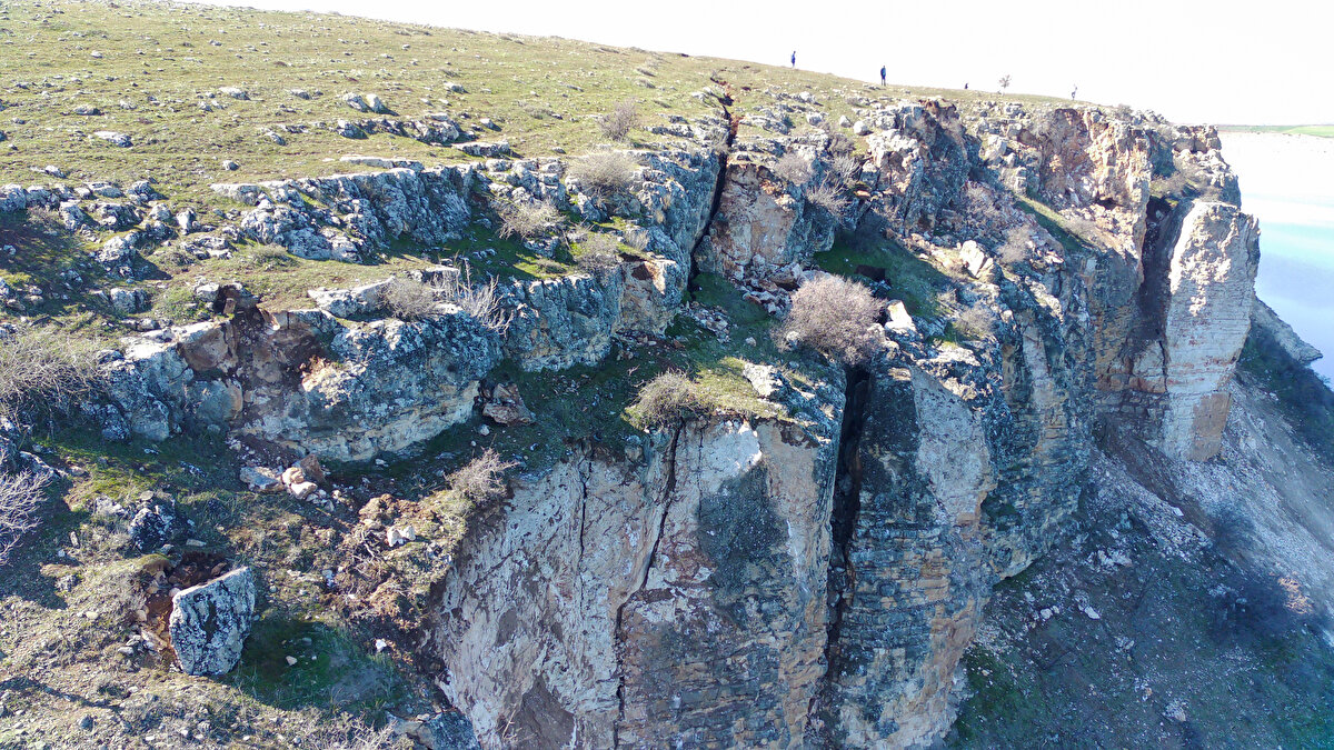 Nehir kıyısındaki merada deprem sonrası yarıkları gördüklerini ifade eden Ayata, şöyle devam etti: "Depremden sonra merak edip geldik ve bu manzarayla karşılaştık. Çocukluğumuz burada geçti, yarıkları görünce şaşırdık, fay hattının geçtiği bir yeri andırıyor. Yarıklar bazı yerlerde insan boyunu aşıyor. İki bölgede kayalıkların depremin etkisiyle Fırat Nehri`ne döküldüğünü görebiliyoruz. Aslında buradaki zeminin çok sağlam olmasından dolayı hiçbir şey olmaz sanıyorduk. En sağlam dediğimiz yer bu hale geldiyse biz halimize şükrediyoruz. Çok büyük bir afet yaşadık."<br>
