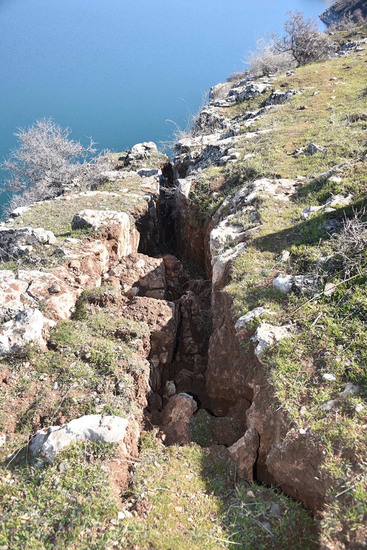Fırat Nehri boyunca oluşan yarıklar nedeniyle endişelenilmemesi gerektiğini belirten Benek, "Büyük ölçekte meydana gelen depremin tesirinde oluşmuştur. Nehir kenarında yaşayan bölge insanının kırıklara bağlı olarak endişelenmesine gerek yoktur." diye konuştu.<br>