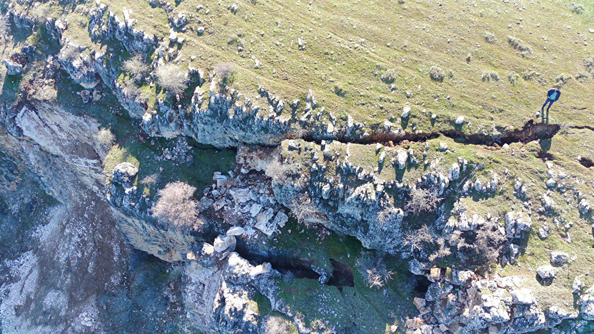 Harran Üniversitesi Coğrafya Bölümü Öğretim Üyesi Prof. Dr. Sedat Benek, deprem bölgesinde çok sayıda alanında uzman akademisyen ekibin incelemelerde bulunarak detaylı rapor çalışması yaptığını söyledi.<br>