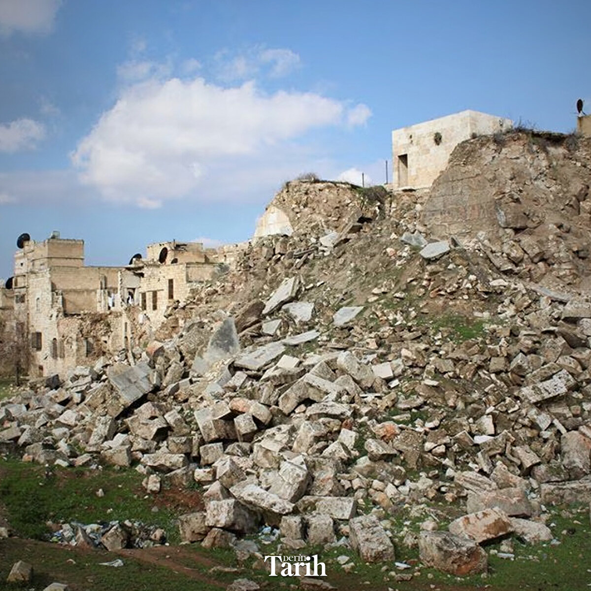 👉🏻Kalenin girişi depremde ağır hasar görürken, yüksek duvarları moloz haline geldi.👉🏻Kalenin girişi depremde ağır hasar görürken, yüksek duvarları moloz haline geldi.