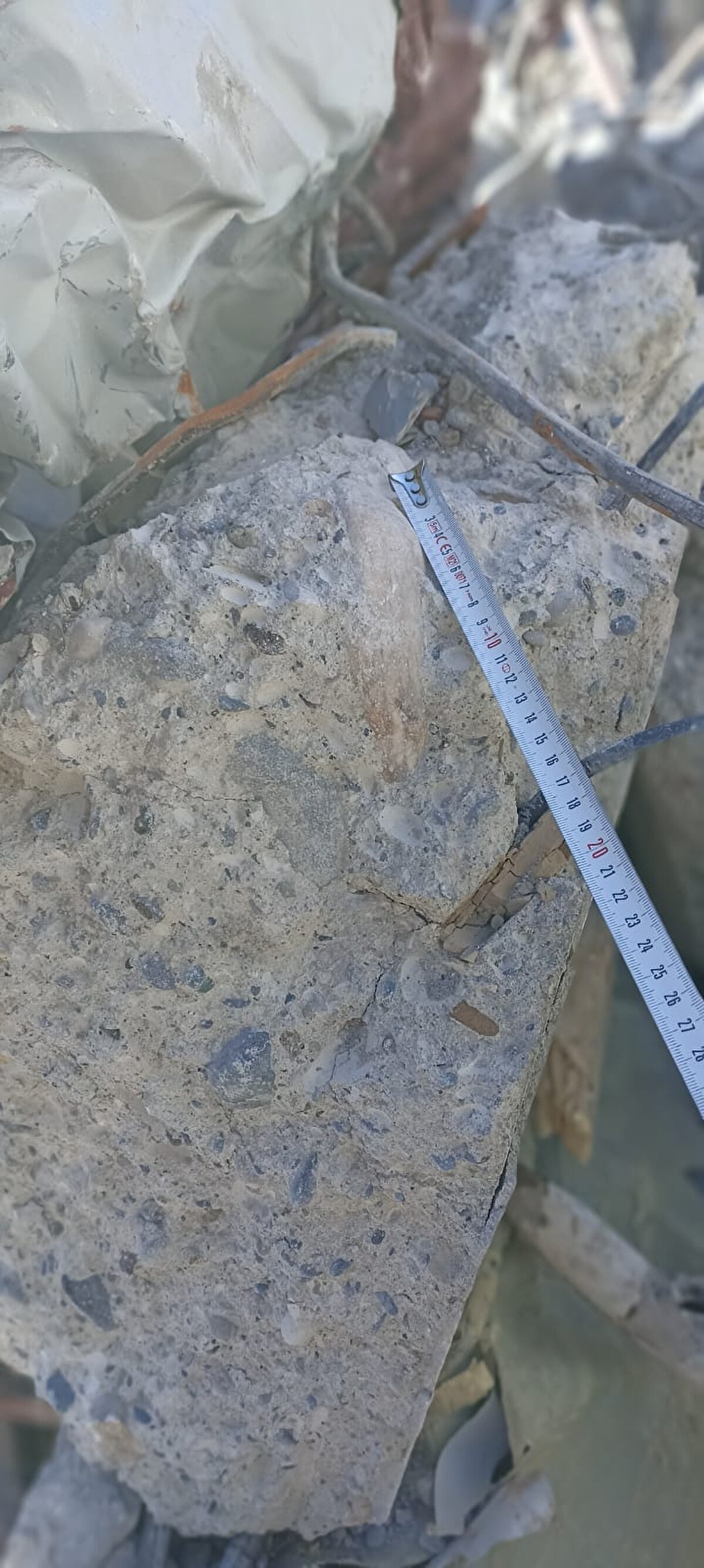 Kolonlardaki demir yoğunluğuyla birbiri arasındaki mesafenin, dönemindeki şartlarını bile taşımadığını ve tasarım hatalarının olduğunu kaydeden Durmaz, "Bunun haricinde çeşitli tasarım hataları vardı. Statik sistemlerde bunu da gördük. Güçlü kiriş, zayıf kolanlar gibi. Güçlü kiriş olunca kolonlar mafsallaşmış, taşıyamamış ve kırılmış. Kolon, deprem esnasında yanal yükleri karşılayamamış ve kolun-kiriş birleşme noktalarında kırılmalar olmuş. Kolon-kiriş birleşmelerinde oluşan mafsallaşma dediğimiz olayla birleştirme noktalarında etriye sıklaştırmasının olması gerekir. Yani normalde o dönemin yönetmenliğine göre 30 santimetre olması gerekirken, biz ölçtüğümüzde bu mesafenin 35 santimetre olduğunu gördük. Günümüzde 20 santimetre civarında olması lazım ancak bunların hiçbirini göremedik. Kolon, kiriş birleşme noktalarındaki sıklaştırmalara boğaz etriyeleri de konulmamıştı. Yani genel olarak şöyle diyebiliriz; etriyelerde kancalar yok, 90 derece bükülmüş. Yani etriyeler 90 derece yerine 135 olması gerekiyor" dedi.<br>