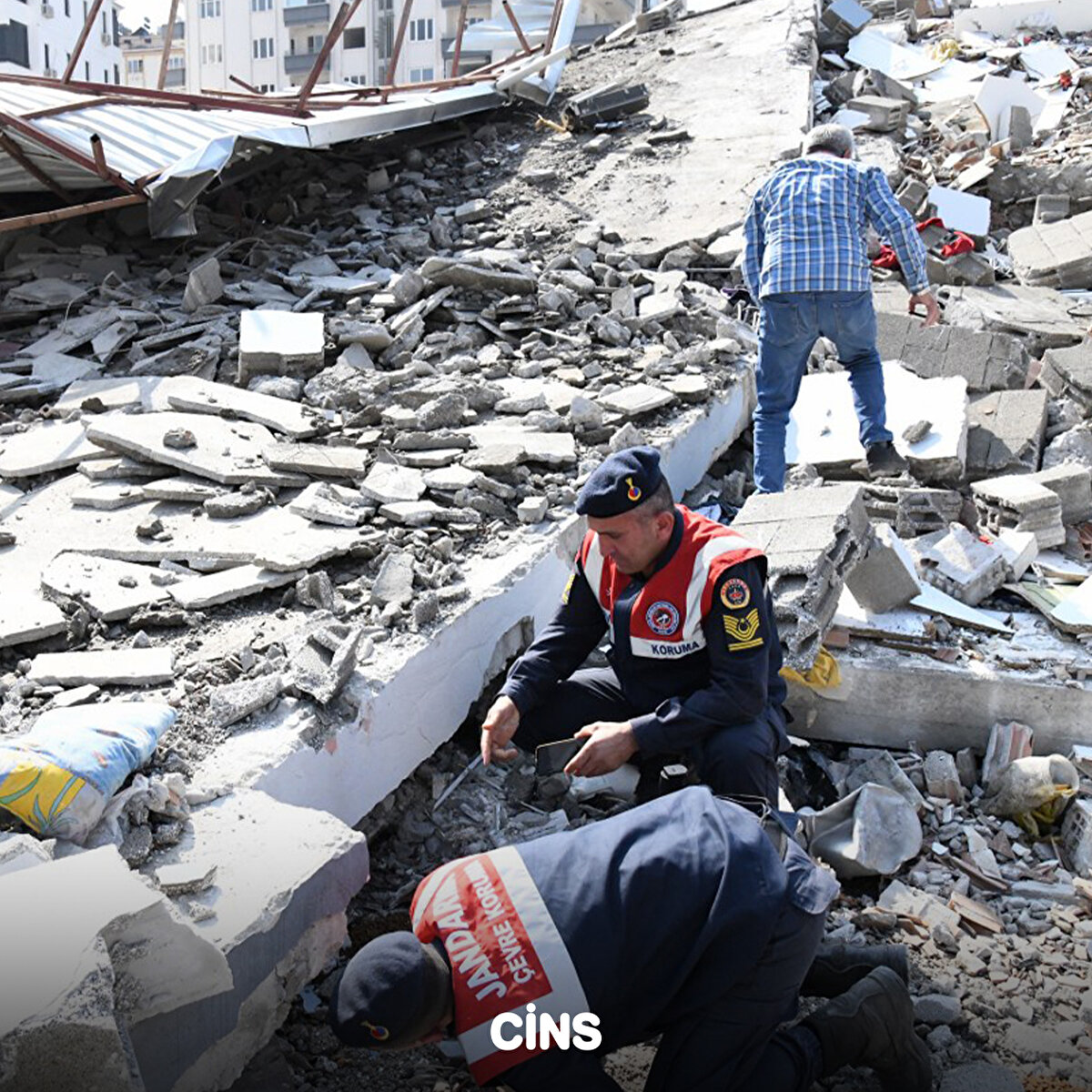 Başka yavruların da olabileceği ihtimaliyle çalışmayı sürdüren ekipler, enkazda başka kediye rastlamadı. Kafese alınan yavru kedi, veteriner hekim Salih Parlakkılıç tarafından muayene edildi.