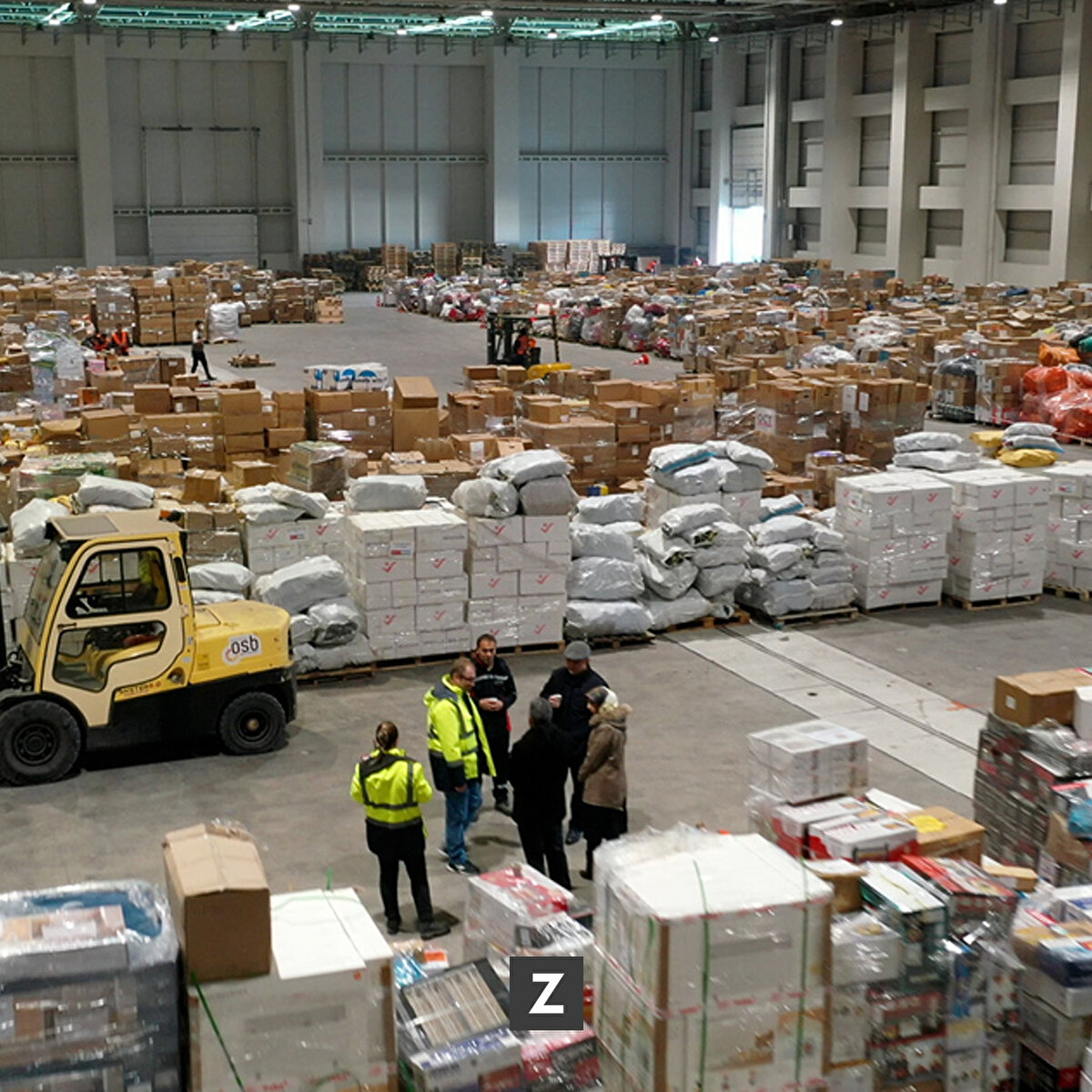 Bakanlık da bir taraftan sanayiciler ile deprem bölgesi arasında yardım koridoru oluştururken diğer taraftan OSB'lerde kurduğu aktarma ve lojistik merkezleriyle yardımların hızlı ve güvenli şekilde depremzedelere ulaştırılmasına yardımcı oluyor.