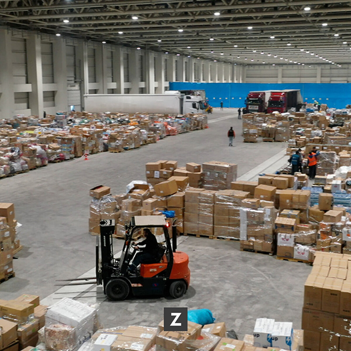 Türkiye'nin yanı sıra dünyanın dört bir yanından tonlarca ayni yardım, çeşitli ulaşım araçlarıyla deprem bölgesine sevk edilmeye başlandı.