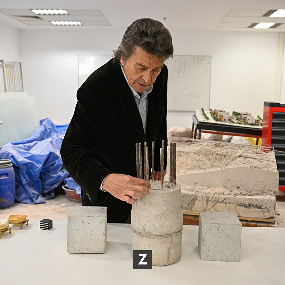 <br>"İnşaat mühendisleri diplomalarının kiralanması olayı. Bizi üzen ve duyduğumuz bir dedikodu ama gerçek olduğunu da kısmen biliyorum. Bu tabii çok mahsurlu bir şey. Tıbbi bir müdahalenizi nasıl bir hekimden diploma kiralayan bir insana yaptırmazsanız bizzat o hekime yaptırmak isterseniz, inşaat mühendisliği de böyle. Yani kiralık diplomayla iş yapan maalesef mühendis olmayan insanlar var. Veya kişi inşaat mühendisliği diplomasını kiralayıp bazen şantiyeye bile uğramayabiliyor. Bunlar bizi üzen konular, olmaması gereken konular ne yasal ne teknik sığınağı var. Bunların önlenmesi önemli. Bizim insanımızı doğru iş yapacak hale getirmek ve onu denetlememiz gerekiyor. Denetlemediğimiz zaman yanlışlıklar olabiliyor."<br>