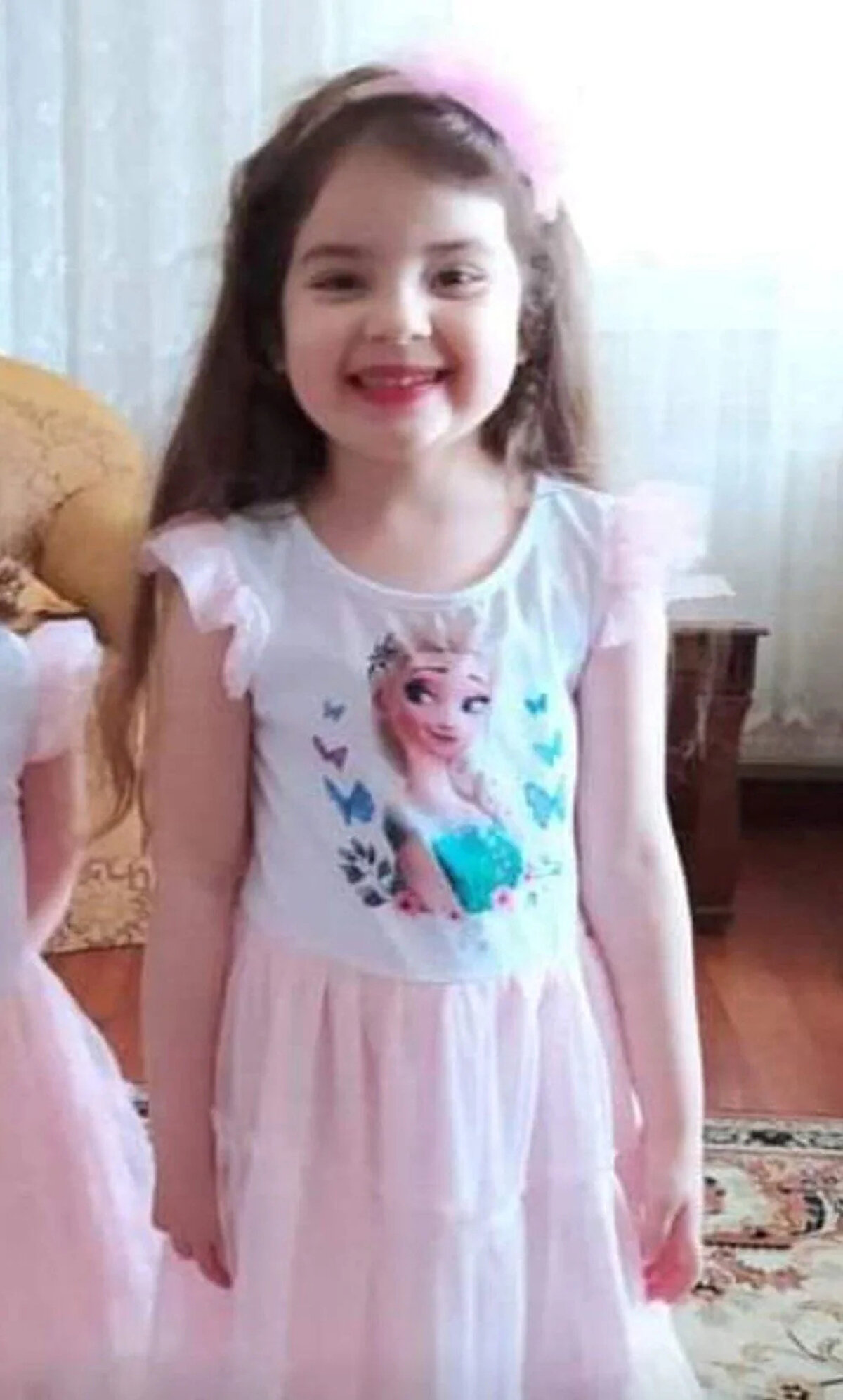 Halime Bağrıaçık 17'nci saatte kurtarılarak Mersin Devlet Hastanesi’ne kaldırıldı. Kızları İnci (5) ve 10 aylık Selma Nur ile babası enkazda yaşamını yitiren Halime Bağrıaçık’ın büyük kızı 7 yaşındaki İrem ise (Fotoğraftaki) 131'inci saatte enkazdan çıkarılarak Adana Şehir Hastanesi’ne sevk edildi.<br><br>