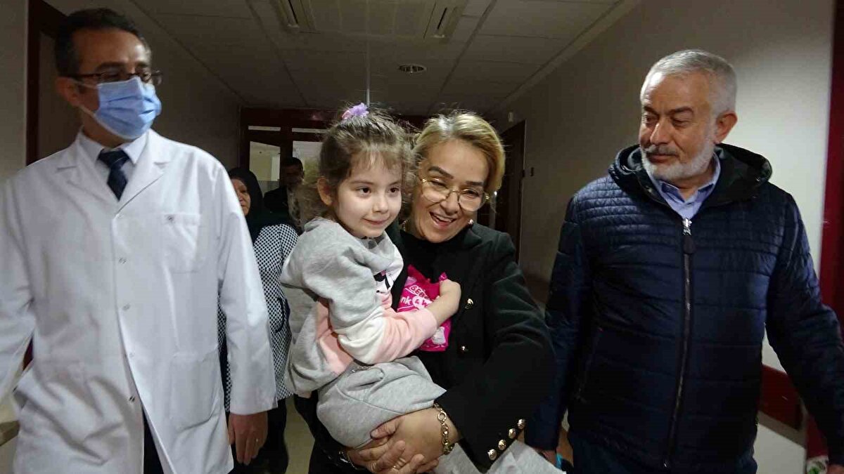 Dedesi ve kardeşlerini kaybettiğinden habersiz olan İrem ise Isparta’ya gelene kadar annesi ile yeniden kavuşmanın hayalini kurdu. İrem, bugün saat 15.00 sıralarında Başkan Şükrü Başdeğirmen ve eşi Şadiye Başdeğirmen ile birlikte annesinin tedavi gördüğü hastaneye geldi. Şadiye Başdeğirmen’in kucağına aldığı İrem, annesinin kaldığı ortopedi servisine çıkarıldı. Hastane odasında buluşan anne ve kızı birbirlerine sarılarak hasret giderdi. Annesine çok sevdiği şekerlemeden getiren İrem’in ilk söylediği ise bacağının kesildiği oldu. Anne Halime Bağrıaçık, "Olsun annem bir şey olmaz" diyerek öptüğü kızını teselli etmeye çalıştı.<br><br>