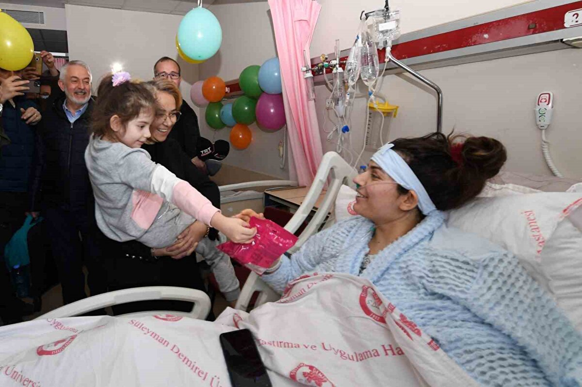 Mersin’de yapılan operasyonda sol kolu ampute edilen Halime Bağrıaçık, daha sonra Isparta SDÜ Araştırma ve Uygulama Hastanesi’ne gönderilerek, yoğun bakımda tedaviye alındı. Kızı İrem’in de Adana Şehir Hastanesi’nde sol bacağı ampute edildi.<br><br>