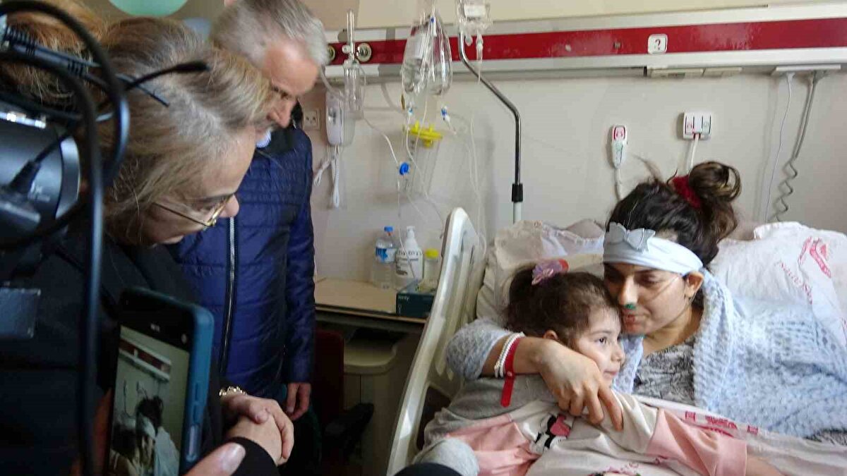 Acılı annenin bu isteği üzerine devreye giren Şadiye Başdeğirmen, konuyu eşi Şükrü Başdeğirmen ile paylaştı ve Adana’da tedavi gören İrem’e ulaşıldı. İrem’i alıp Isparta’ya getirmek isteyen Başdeğirmen çiftinin talebi, Adana Valiliği’ne iletildi. Valilik, birinci derece akrabası olmadan çocuğun verilemeyeceğini belirterek, onay vermedi. Bunun üzerine ilgili bakanlıklarla görüşen Başdeğirmen çiftinin çabaları sonuç verdi ve dün gece saat 23.55’te çocuğun teslim edilebileceği iletildi. O sırada Hatay’da bulunan Belediye Başkanı Şükrü Başdeğirmen, Adana’ya geçerek gerekli yasal işlemleri tamamladıktan sonra İrem’i kendi özel aracıyla alarak yola çıktı.<br><br>