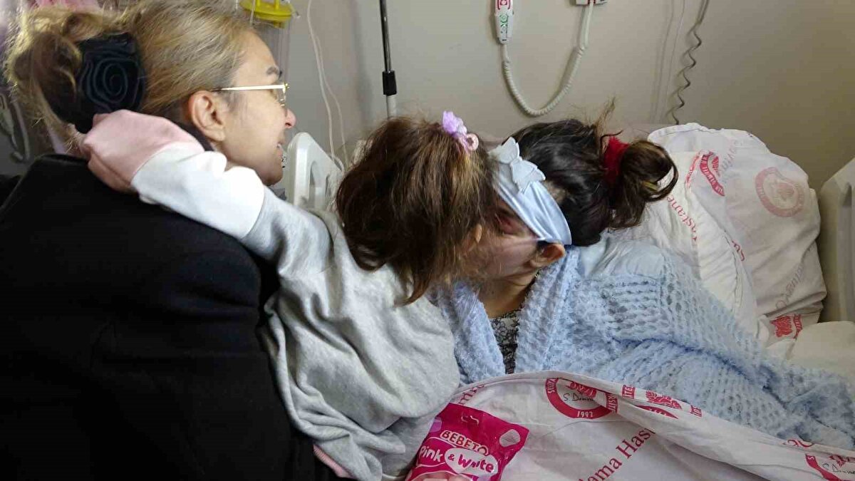 Isparta SDÜ Hastanesi’nde tedavisi süren Halime Bağrıaçık, Isparta Belediye Başkanı Şükrü Başdeğirmen’in eşi Şadiye Başdeğirmen tarafından ziyaret edildi. 2 çocuğunu ve babasını kaybeden Bağrıaçık, Şadiye Başdeğirmen’den sağ olan kızı İrem ile kendisini buluşturması ricasında bulundu.<br><br>