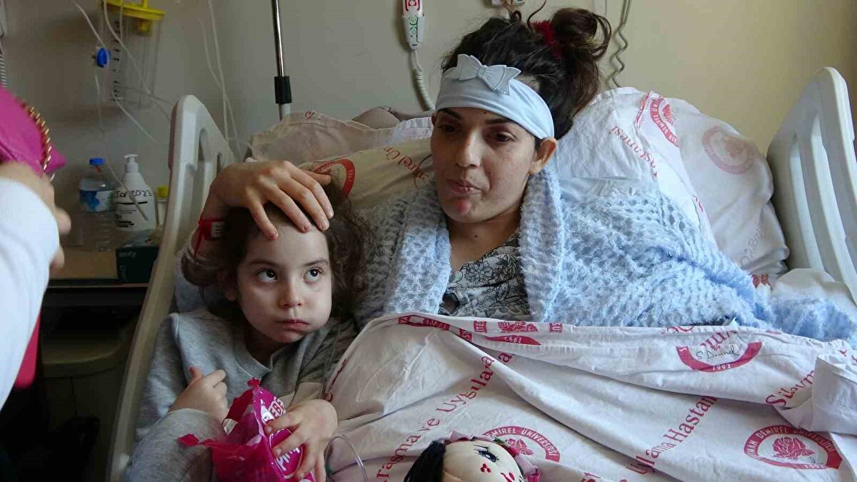 Kızının getirdiği şekerlemeyi tadan Halime Bağrıaçık, "Başkanım ve değerli eşi bana bugün çok mutlu anlar yaşattı. Allah ayaklarına taş değdirmesin. İlk günden bu yana benimle çok yakından ilgilendiler ve ‘kızını sana getireceğiz’ diye söz vermişlerdi. Yürekten inandım ve bugün kızıma kavuştum. Çok mutluyum" dedi.<br><br>