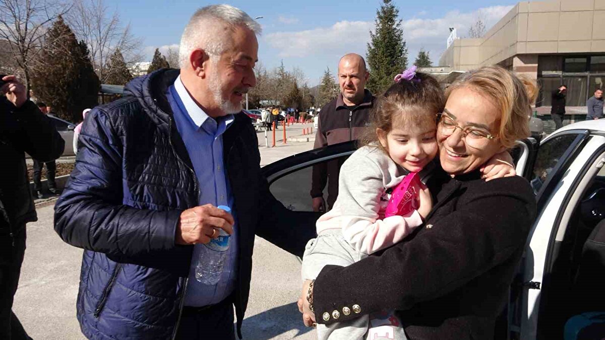 Acılı anne ile hayatta kalan tek kızını kavuşturan Belediye Başkanı Şükrü Başdeğirmen ve eşi Şadiye Başdeğirmen de "Böylesi acıyı Rabbim bir daha yaşatmasın. Hastanede tanıdığımız Halime Hanım'ın acısını bir nebze olsun dindirmek için kızı İrem ile buluşturma sözü vermiştik. Bugün bu ana tanıklık etmekten mutluyuz. Keşke daha fazlasını yapabilseydik. Artık İrem ve annesi bize emanet. Isparta’da kalmak istedikleri süre boyunca her konuda yanlarındayız" ifadelerine yer verdiler.<br><br>