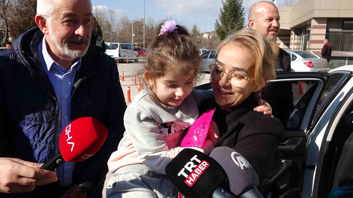 Depremden 17 gün sonra annesine kavuşan ve henüz kardeşlerinin vefat ettiğinden haberi olmayan İrem’in, annesinin yanında kalacağı ve ampute edilen bacağına protez takılması için tedavisine başlanacağı öğrenildi. Ayrıca çocuk psikologları tarafından da İrem’e destek verileceği belirtildi. Öte yandan, Halime Bağrıaçık’ın eşinin bir suçtan dolayı cezaevinde olduğu kaydedildi.<br><br>