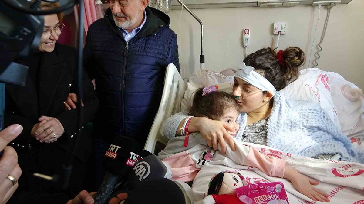 Hastane odasında kızıyla buluşmak için bekleyen Halime Bağrıaçık, ilk depremde kızlarını korumak için üzerlerine kapandığını anlatırken, "Ev bir anda üzerime çöktü. Benim kolum, kızım İrem’in ise bacağı gardırobun altında kaldı. Babam kızımın üzerine kapaklanmış vaziyetteydi ve ölmüştü. Beni çıkarıncaya kadar 2 kızım daha can verdi" dedi.<br><br>