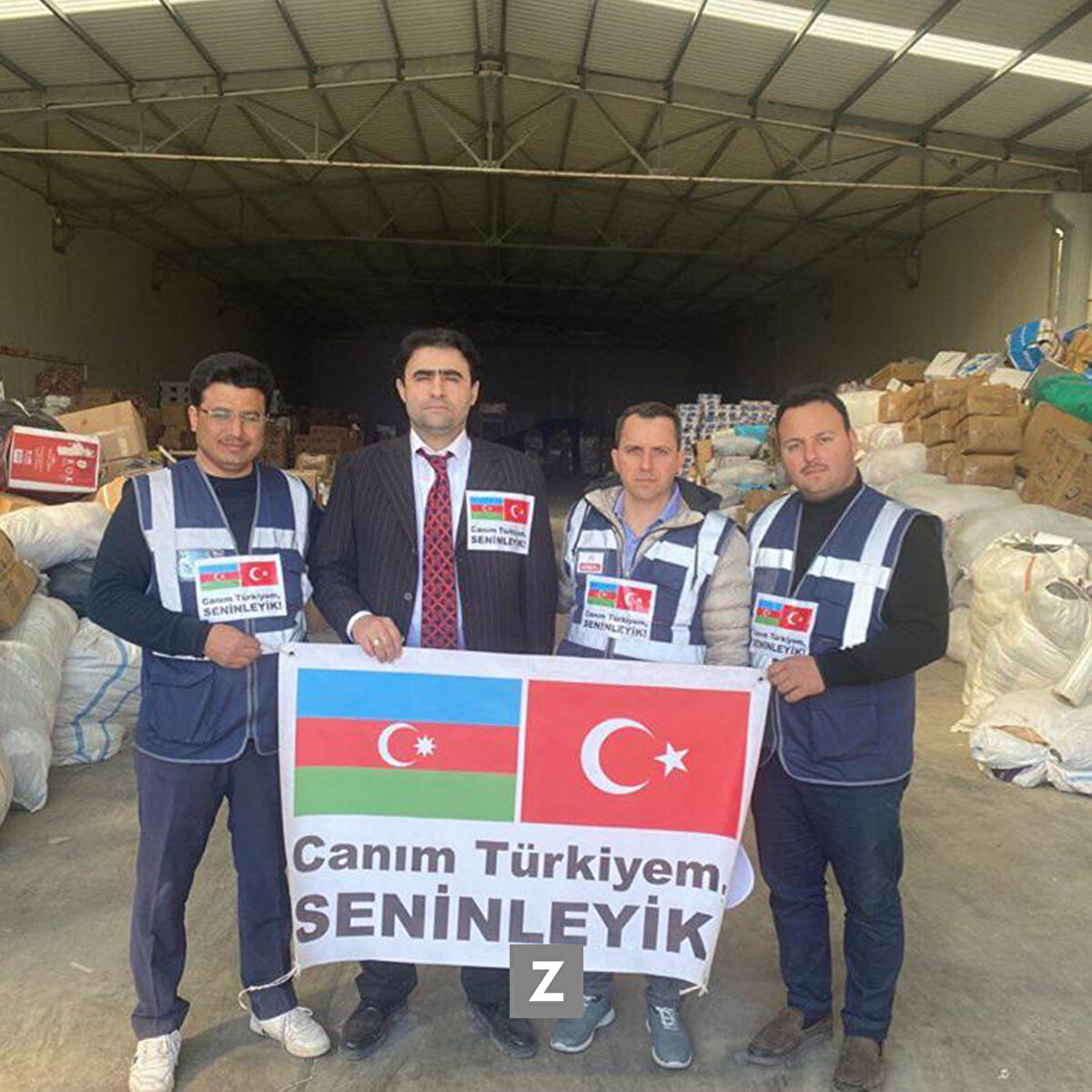 Azerbaycan-Türkiye kardeşliğinin, güçlü ve koşulsuz birlikteliğini tüm dünyaya göstermek istediklerinin de altını çizen Cavadov, “Şu anda 2 milyon TL değerinde en çok ihtiyaç duyulan gıda ve diğer ana maddelerin bulunduğu 4 büyük TIR ile; 10 adet akaryakıt jeneratörü, yetişkinler ve çocuklar için kışlık giysiler, kışlık botlar, yastık ve battaniyeler, su depoları, birçok temizleyici, antiseptik, çeşitli hijyen malzemeleri, çocuk bezi, 68 ton içme suyu, sünger yataklar, bin 400 kişilik kuru gıda paketi ve diğer gerekli malzemeler tarafımızca doğrudan bölgeye getirildi” açıklamasında bulundu. 