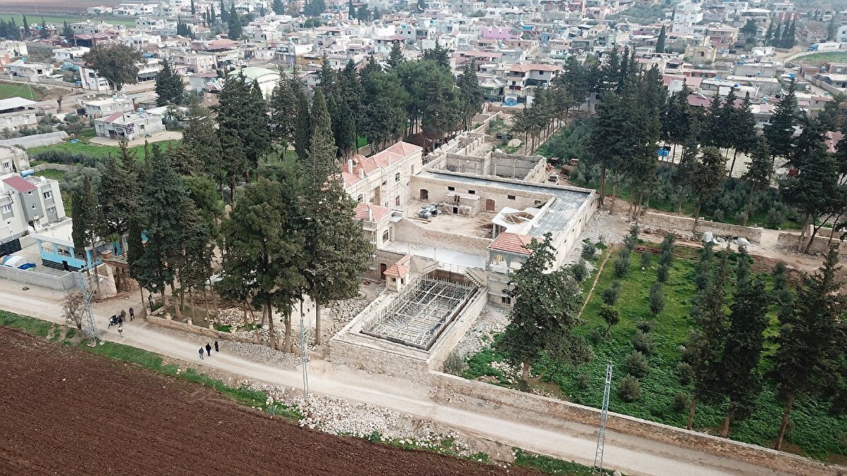 Deprem nedeniyle çalışmaların durduğu konağın duvarları yıkıldı, çatısı zarar gördü. Cam kenarlarında ve havuzun yanında ise dökülmeler olduğu görüldü.
