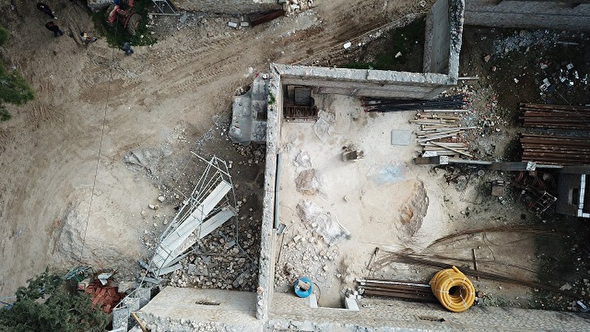 Kahramanmaraş merkezli 6 Şubat'ta meydana gelen ve artçılarının hala devam ettiği deprem felaketi birçok tarihi yapıyı da vurdu. 60 yıldan fazladır ayakta duran ve ilçenin önemli turistik yerlerinden olan tarihi konak, depremde hasar aldı. 