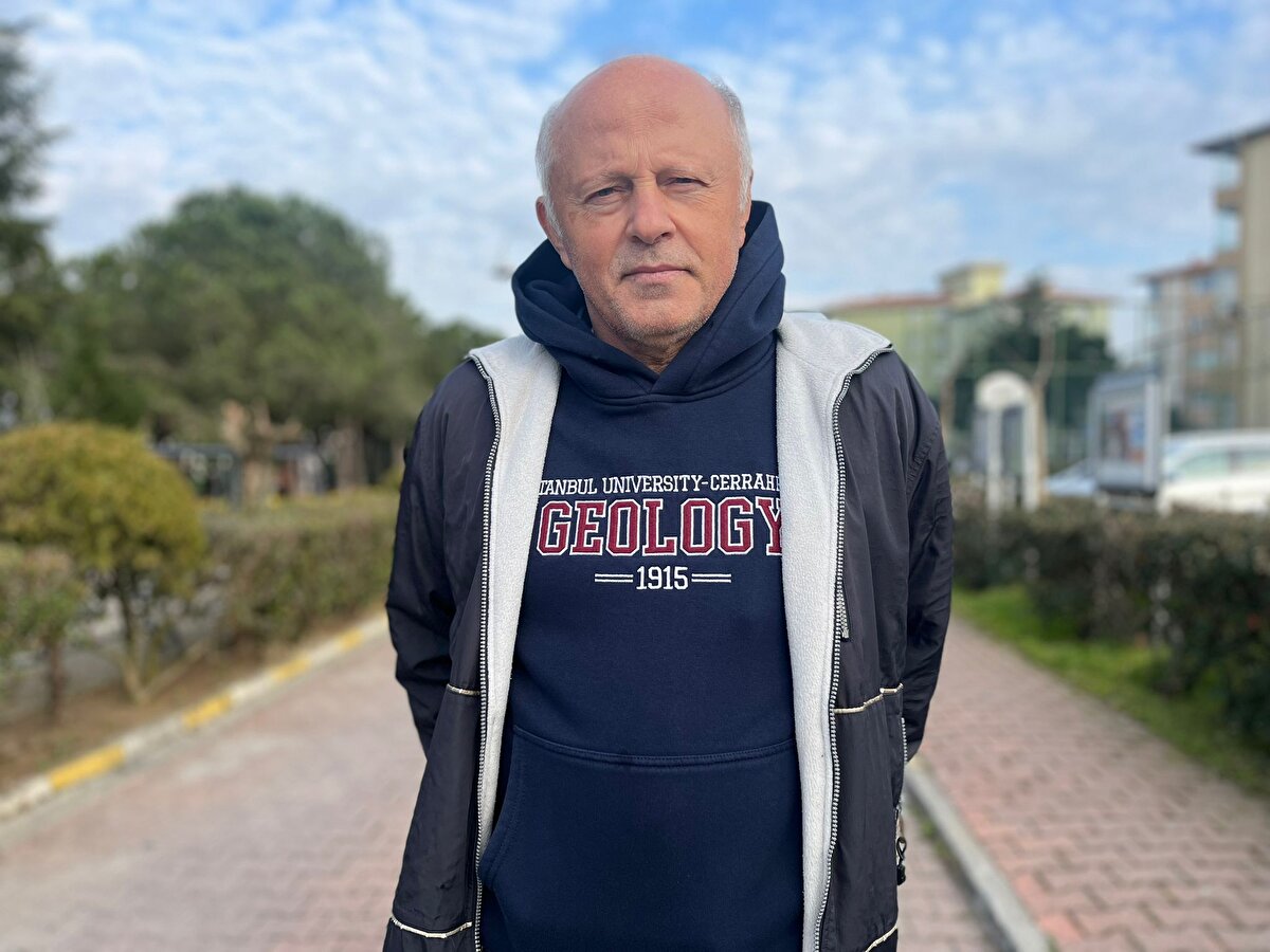 Deprem bölgesinde yapılan çalışmaları anlatan İstanbul Üniversitesi Cerrahpaşa Jeoloji Mühendisliği Bölüm Başkanı Prof. Dr. Hüseyin Öztürk, "İlk durağımız Hatay'ın Defne ilçesi oldu. Hemen drone uçurup duruma baktık. Ardından Amik Gölü'ne gittik. Gölün daha da çöktüğünü, çökmeyi sağlayan fayların olduğunu gördük. Daha sonra Kırıkhan bölgesine doğru hareket ettik. Kırıkhan'da aktif fayları çizdik, haritaladık. Ertesi gün İskenderun'u çalıştık, oradan Nurdağı'na gittik. Nurdağı'ndan Samandağ'a döndük. Samandağ'ın Akdeniz'e giren kısmı fayın en ucu oluyor.'' diyerek sözlerine şunları ekledi:<br><br>''Proje çerçevesinde merakımız şuydu aslında; bütün fayları haritalamak, faylar nasıl gidiyor? Fay nereye kadar kırıldı? Yüzey nereye kadar kırıldı? Nereden çıktı gitti? Bunu anlamaktı. Fakat Samandağ'da fayın tam bittiği sönmeye başladığı yere doğru olduğumuzu anladık. Orada fay sönümlenmişti. Çok klasik yüzey kırıkları göremedik. Biraz açılmalı, biraz deformasyonlu, yıkımın o hat üzerinde yoğunlaştığı zonu gördük. Fay buraya kadar kırdı diyebiliriz, son 6.3'lük depremlerle de bu kırılma tamamlanmış ve olmuş olabilir. Ekibimizin biri tekrar oraya döndü" dedi. 