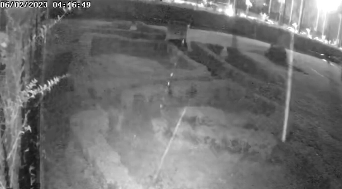 İskenderun'da yaklaşık 60 santimetre oturma olduğunu tespit eden Prof. Dr. Hüseyin Öztürk, "İkinci merak ettiğimiz yer İskenderun'du. İskenderun'a denizden hiç su gelmemiş. Hepsi zeminin sallanma sırasında sıvılaşma suyu olduğunu gördük. Hiç deniz suyu gelmemiş bu inanılmaz bir şey. O kadar suyun hepsi yeraltından gelen sular. Bunların kaynaklarını belgeledik ama gece saat 04.17'de olan depremin ardından 04.46'ya doğru yani 30 dakika falan sonra buradan alttan su kaynadığına dair kamera kayıtlarını bulduk. İskenderun'da müthiş bir zemin oturması var. Yaklaşık 60 santimetre oturma var. Kıyıya doğru basma var. Kıyıdaki limanı koparmalar var. Bunları araştırdık, bunu hızla bir makaleye çeviriyoruz. İskenderun'u bitirdik, yayına hazırladık. İskenderun'da zayıf zemin koşullarında yüksek bina yapılması ve suya doygun zeminde su sıvılaşması. Zayıf zemin denize doğru yanal yayılıyor ve çatlaklardan su çıkıyor. Orayla ilgili raporumuz var" dedi.<br><br>