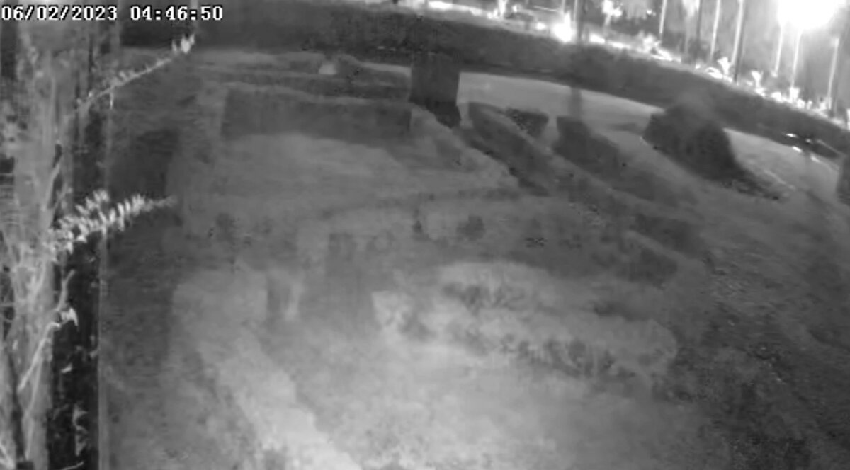 Samandağ'da kırılamayan yerlerin Hatay'daki son deprem ile kırılmış olabileceğini belirten Prof. Dr. Hüseyin Öztürk şöyle devam etti:<br><br>"Dediğim gibi iki bölgede çalıştım. Samandağ ve İskenderun. Samandağ'da da, Belen'den Samandağ'a giden fay hattı kırıldı. Kırılamayan yerler vardı, son 6.3'lük depremle herhalde tamamlanmış olsa gerek. Samandağ'ı artık kırılmış olarak kabul ediyoruz. Ancak yine depremler olacak. Neden çünkü çok büyük bir deprem oldu. Çok büyük deprem olunca ne olur? O enerji kolay kolay geçer mi? Çok büyük bir yangının devamı olmaz mı? Büyük bir afet var. Onun tetiklediği başka segmentlerde kırılma olması kaçınılmaz. Bomba değil bu. Patlayıp gitmiyor. Yerin 10 kilometre derinliği kırıldı. Kırık boyunca alttan bu bloklar birbirini itiyor. Doğu Anadolu Fayı'nın Diyarbakır'ın olduğu kısım Kuzey'e doğru Ermenistan'a doğru sıkıştırdı gitti. Kırşehir'deki blok ise Kıbrıs'a doğru hareket etti. Birbirine göre sol yönde hareket eden bir kırılma var. Bu önündeki trenleri sıkıştırıyor, onlar onlara çarpacak onlar onlara çarpacak. Dolayısıyla hangisi ekstra enerjiyi patlatacak bunu bilemiyoruz"