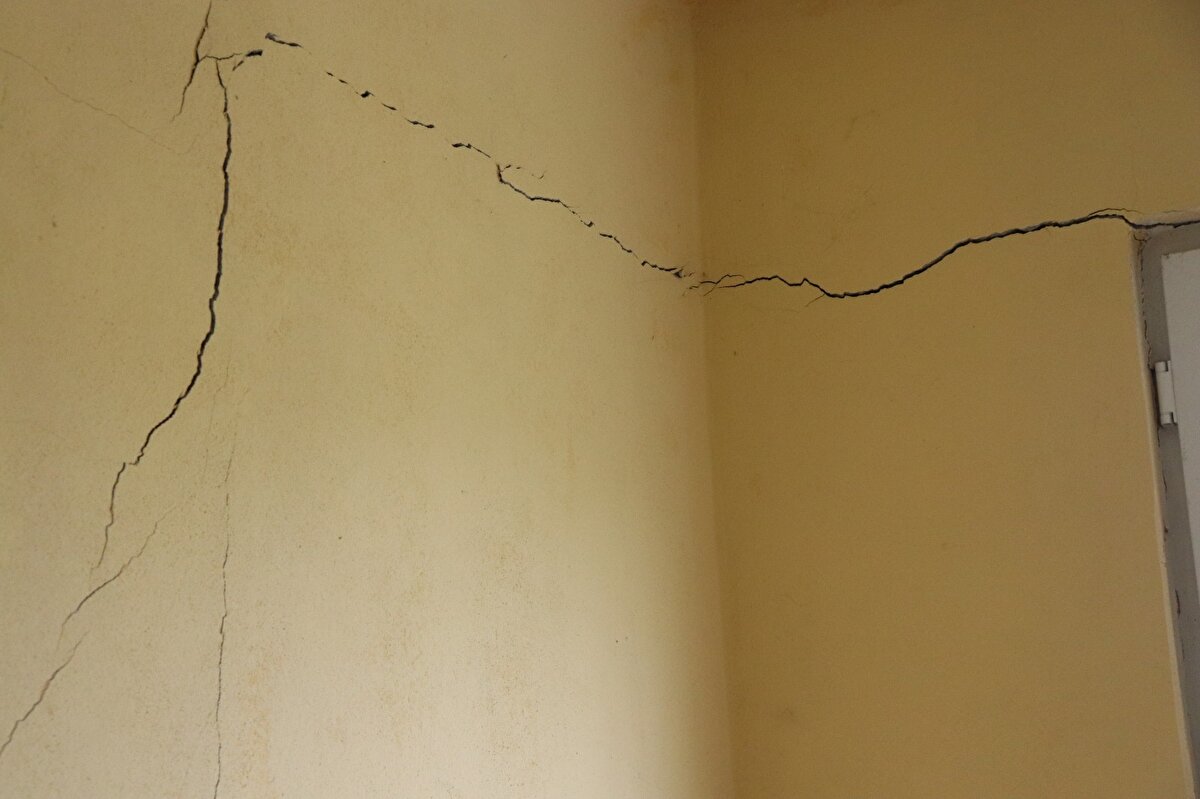 Hasar gören evlerde incelemede bulunan Ordu Afet ve Acil Durumlar (AFAD) İl Müdürlüğü ekipleri, 1 ev için yıkım kararı alırken, 2’i evi tedbir amacıyla boşalttı.<br><br>