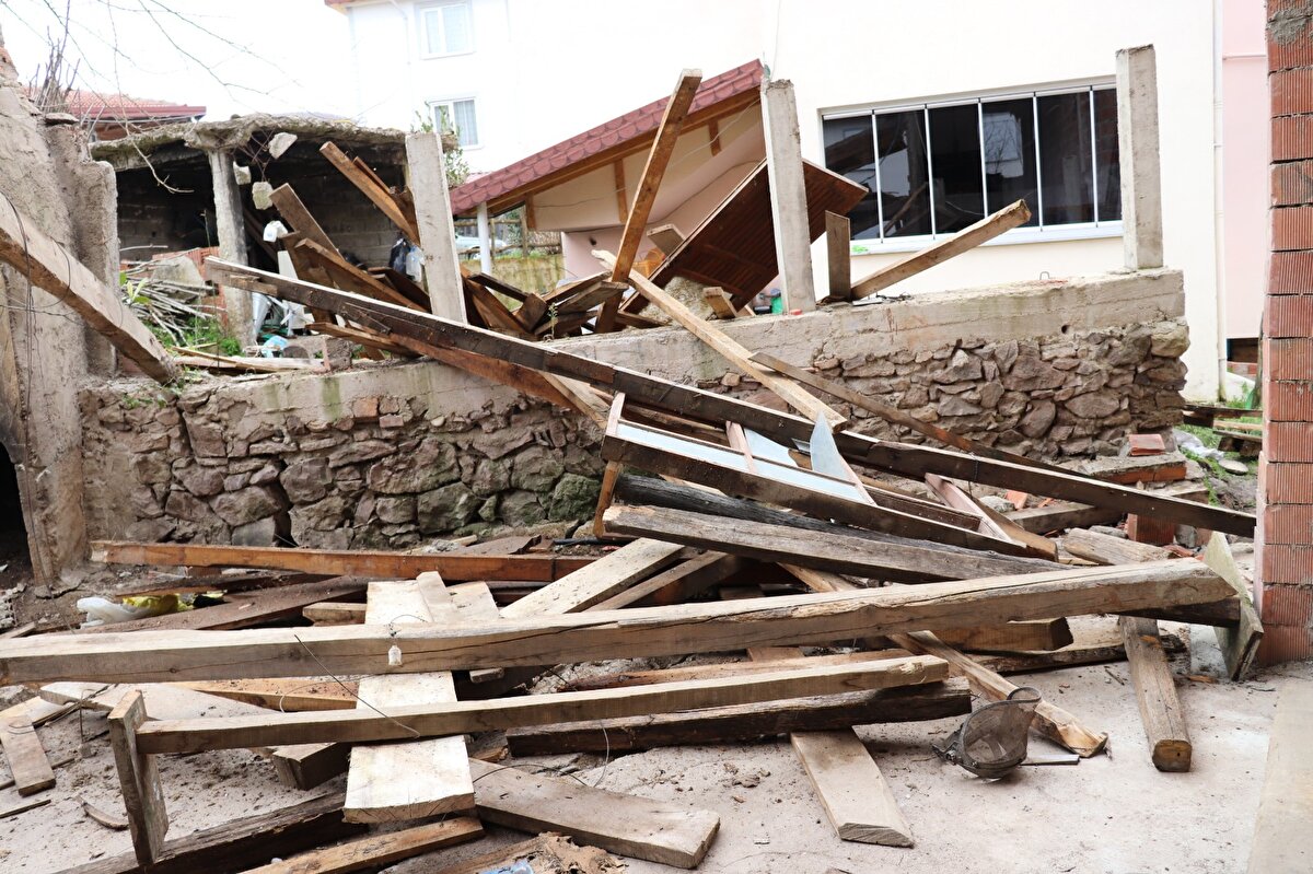 Bölgedeki yollarda ve tarım arazilerinde yaklaşık 1,5 metrelik yarık oluştu.<br><br>