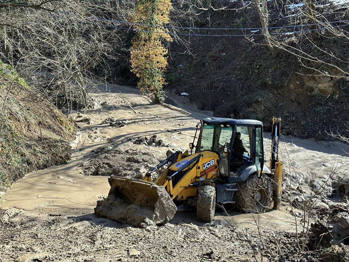 Ekiplerin, heyelanlı bölgelerdeki çalışmalarının devam ettiği bildirildi.<br><br>