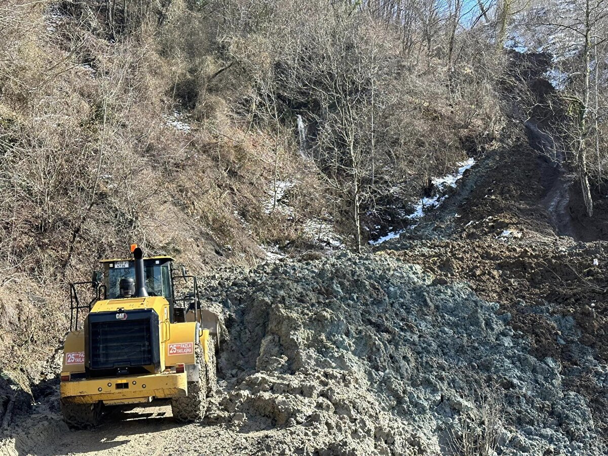 Kabadüz ve Kabataş ilçesinde heyelan nedeniyle yollar zarar gördü. <br><br>