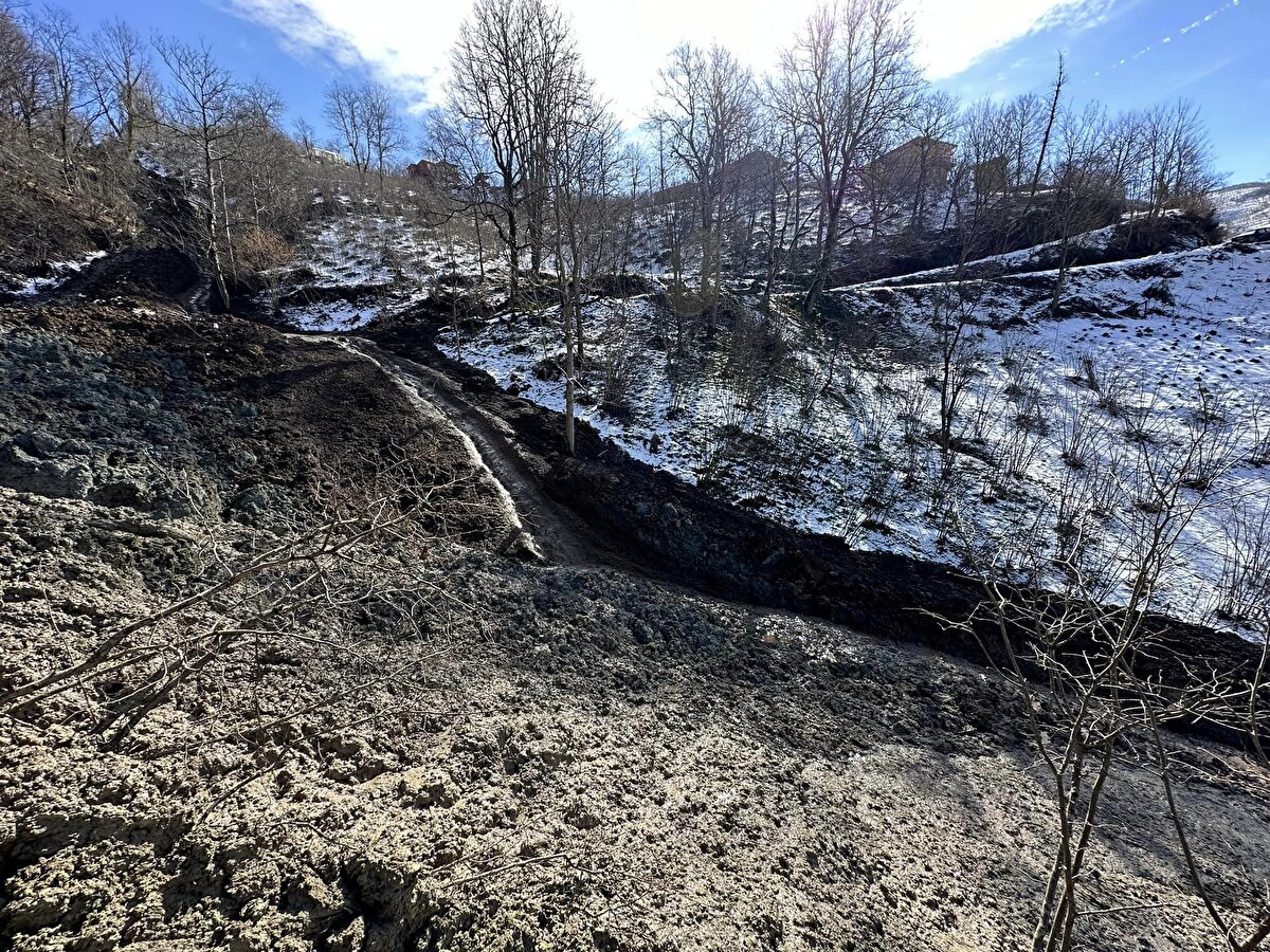 Yolları kapatan dev kayalar, iş makineleriyle kaldırıldı. <br><br>