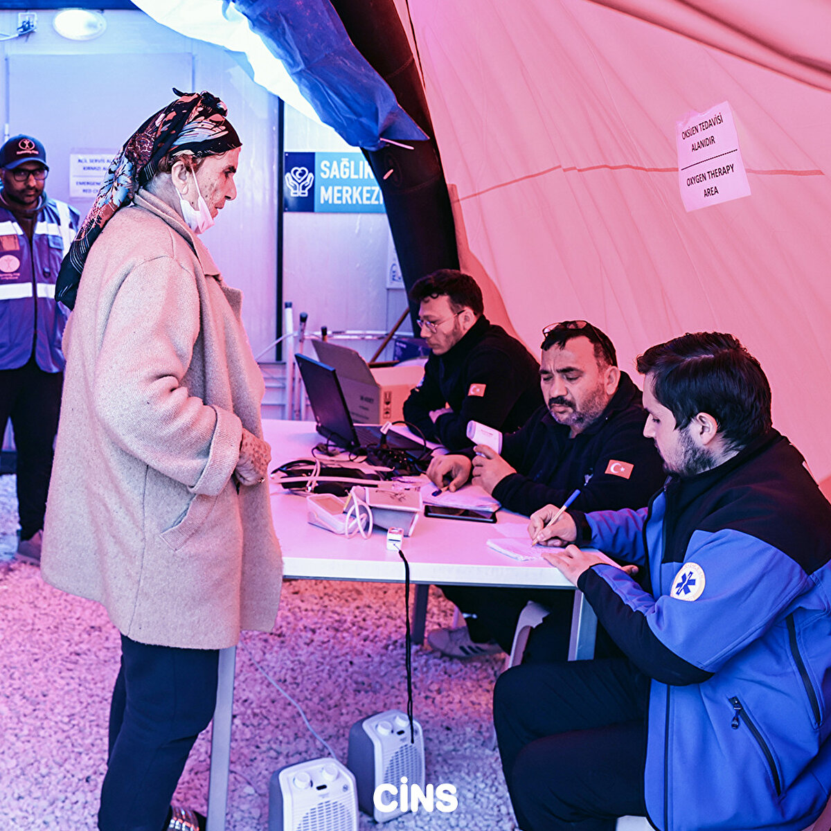 Aynı zamanda yurt dışından da doktorlar gönüllü olarak çadır kentlere geldi