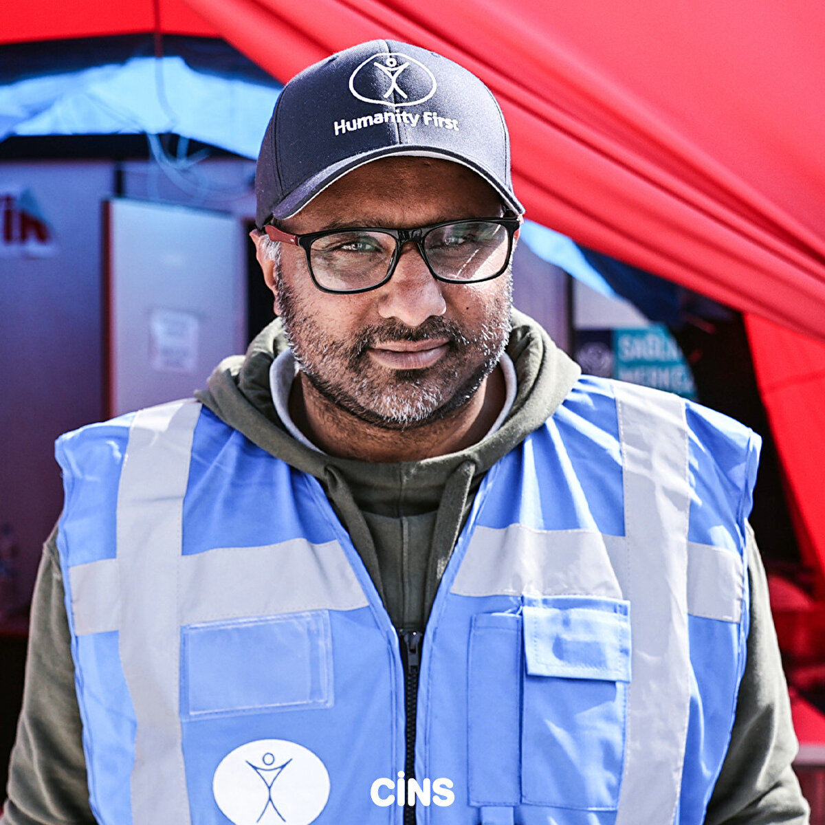 Hatay'ın Defne ilçesinde çadır kentte kurdukları sağlık ünitesinde hastaları muayene ediyor