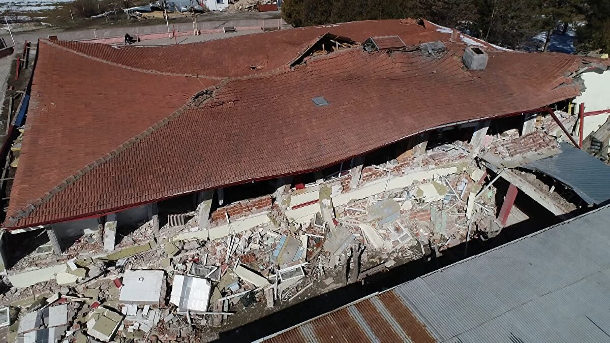 Malatya'da deprem sonrası yıkılan yerlerden birisi de Akçadağ İlçesi Ören Mahallesi'nde bulunan okullar oldu.<br>