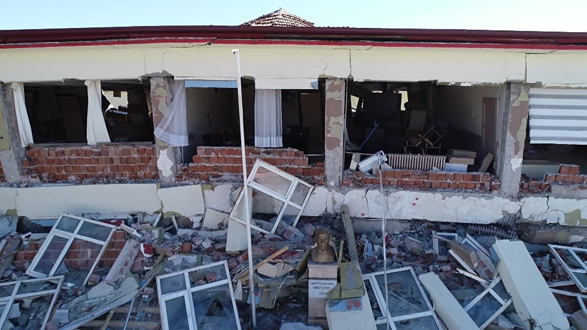 Binanın güçlendirme olmasına rağmen yıkıldığını söyleyen Mehmet Mergan, "Burada en büyük doğal afet olarak deprem oldu ama en büyük doğal afetlerden biri de öğrencilerimiz kurtardı. Çünkü o gün kar yağmasaydı öğrencilerimiz okula gelecekti. İkinci depremde yıkıldı burası. Yıkıldığı anda ben karşı binada oturuyordum. Sallanmasıyla yıkılması bir oldu. Dönüp baktığımda 3 katın birden yıkıldığını gördüm. Güçlendirme çalışması yapılmasına rağmen binanın hali ortada " dedi.