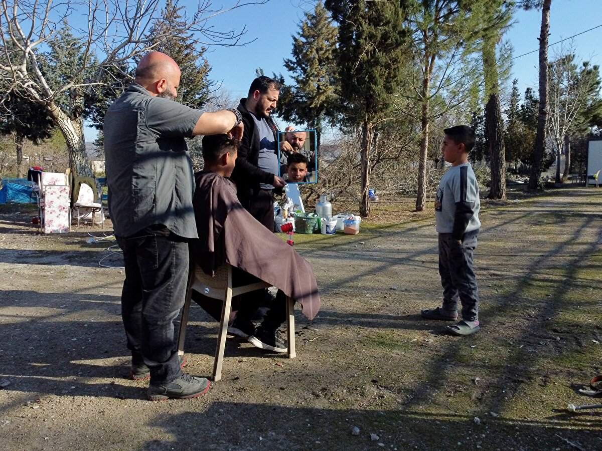 Tıraş olan 15 yaşındaki afetzede Ozan Uzungün de depremden dolayı berbere gidemediklerini belirtti. Uzungün, "Serdar ağabey Düzce'den geldi, bizi tıraş ediyor. Teşekkür ederiz." ifadelerini kullandı.