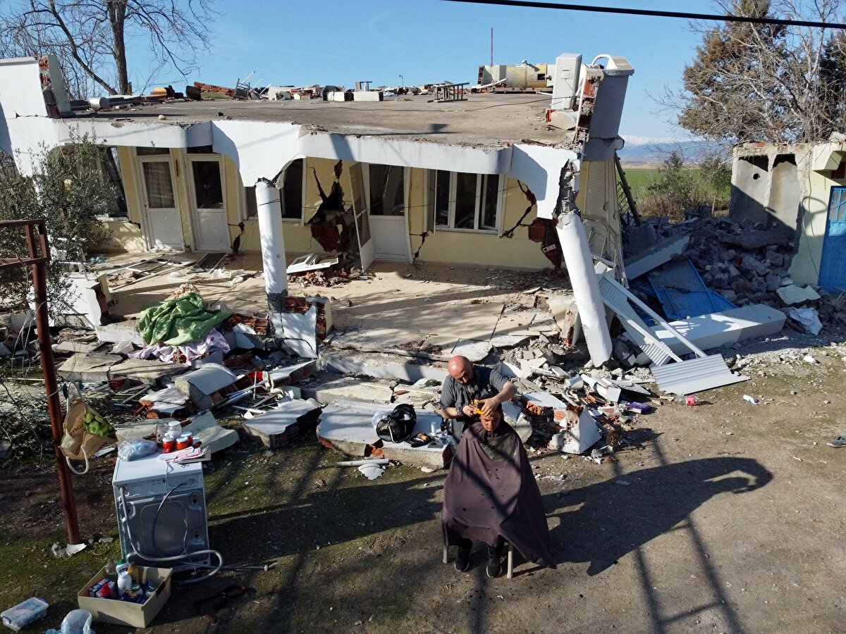 Kırsalda yaşayanların kuaföre uzak olduğunu belirten Gündüz, "Elimizden geldiği kadar burada kardeşlerimizin yaralarını sarıyoruz. Depremi en iyi biz biliriz. Çünkü 1999 Marmara ve Kasım 2022'de depremi fazlasıyla yaşadık. Herkes bir şeyler yapmaya çalışıyor. Biz de mesleki olarak buradayız." diye konuştu.