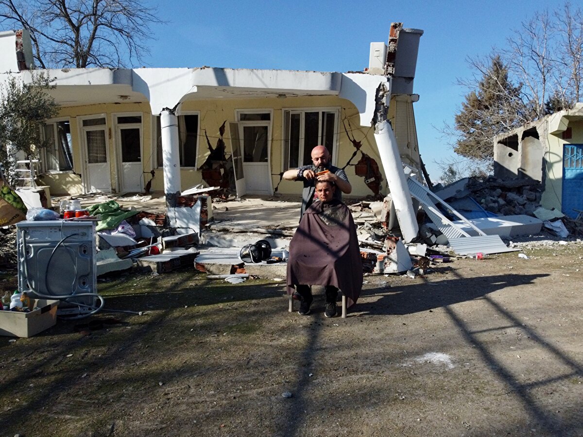 Evleri yıkılan vatandaşları ziyaret eden Gündüz, geçmişte yaşadıklarını, depremden sonraki süreçleri anlatarak, yaşanan afetin acısını az da olsa dindirmeye çalışıyor.<br><br>Düzce Berberler, Kuaförler Esnaf ve Sanatkarlar Odası Başkan Yardımcısı Serdar Gündüz, AA muhabirine, özellikle kırsalda yaşayan gençleri tıraş etmek için kente geldiğini söyledi.