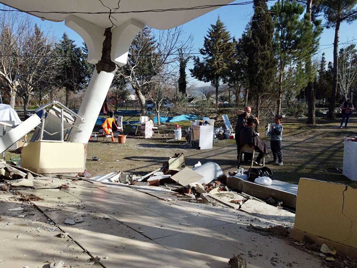 Sarsıntı durur durmaz evden çıktıklarını dile getiren Uzungün, "Yardımlar geliyor, sağ olsunlar. Çocuklarımız tıraşa gidemiyorlardı. Çocuklarımızı tıraş etti, teşekkür ederiz." dedi.